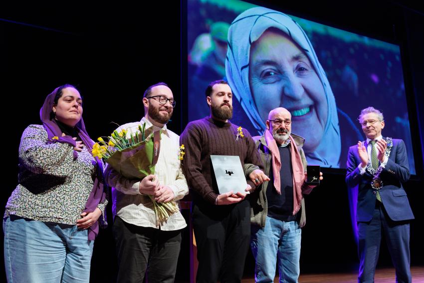 Familieleden van Esra Altmiş ontvangen het ereteken