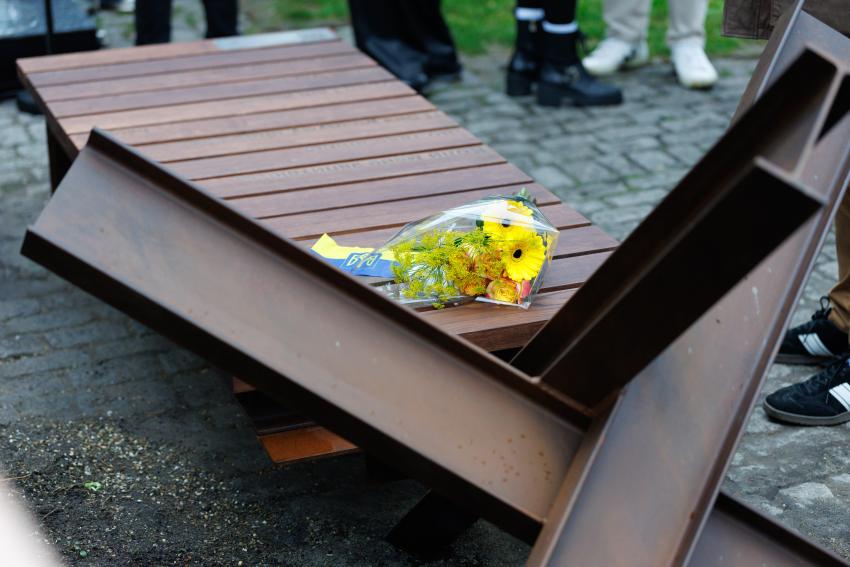 Een bos bloemen op de Hedgehog Bench. Foto: Bram Saeys, klik voor een vergroting