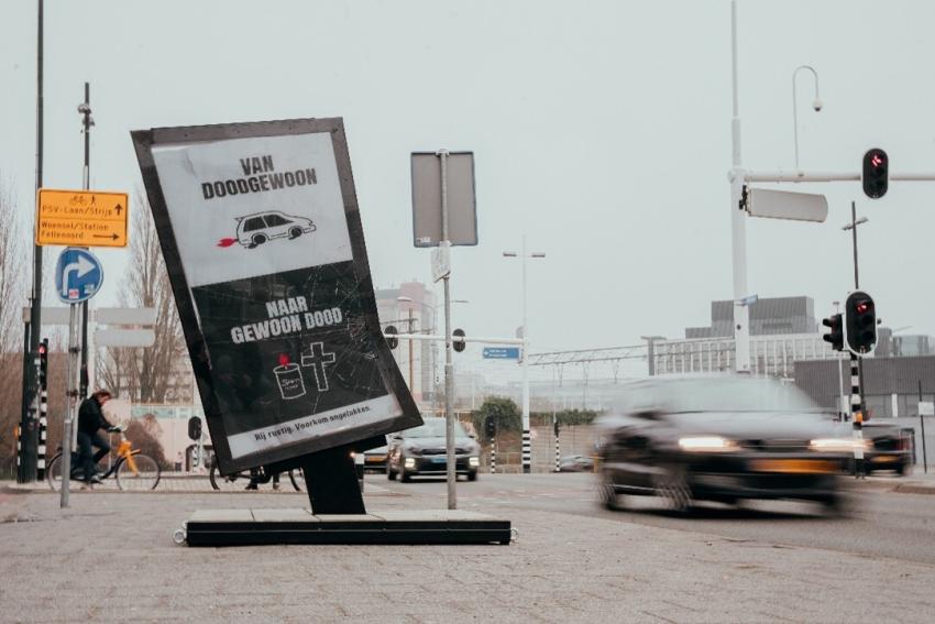 Een gehavende reclamezuil van de verkeerscampagne 'Van doodgewoon naar gewoon dood', klik voor een vergroting