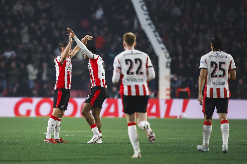 Op deze afbeelding staan een aantal PSV-spelers weergegeven die samen een goal vieren.