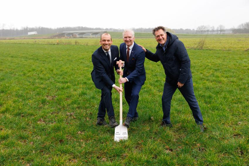 Wethouders Stijn Steenbakkers en Robert Strijk en Frank Heemskerk van ASML (Foto: Bram Saeys)