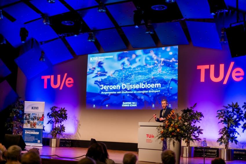Jeroen Dijsselbloem speecht op het KIVI Jaarcongres 2026. Foto: KIVI, klik voor een vergroting