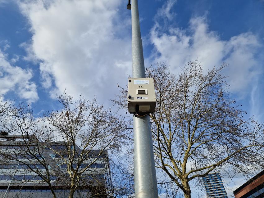 Een meetkast van het Innovatieve Meetnet Luchtkwaliteit aan een lantaarnpaal.