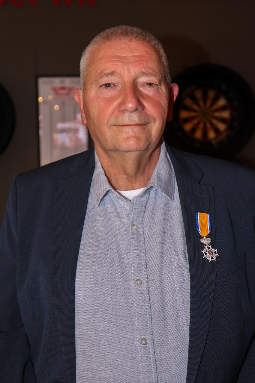 Jan Bakermans met zijn koninklijke onderscheiding