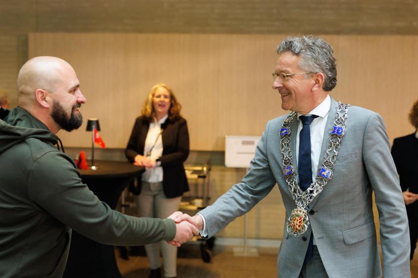 Burgemeester Dijsselbloem en Dzmitry Viarbitski schudden elkaar de hand, klik voor een vergroting