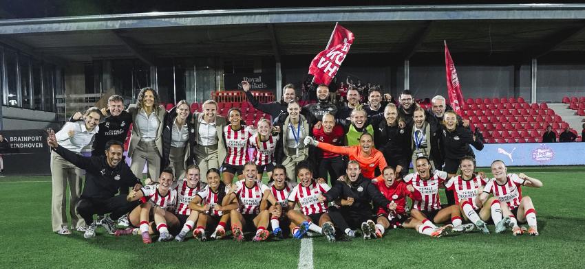 Groepsfoto van de selectie van PSV Vrouwen, klik voor een vergroting