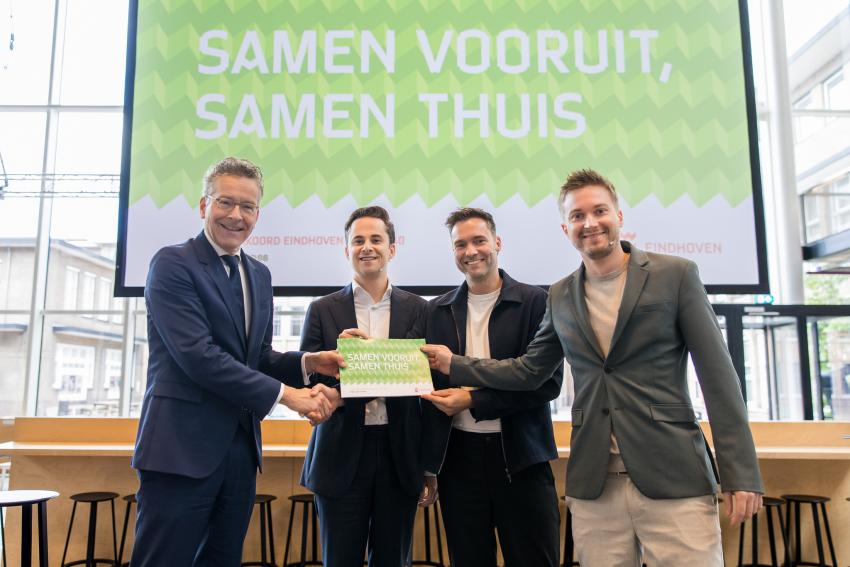 Burgemeester Jeroen Dijsselbloem, Remco van Dooren (CDA), Rik Thijs (PRO) en Chris Dams (D66) met het coalitieakkoord 2026-2030, klik voor een vergroting