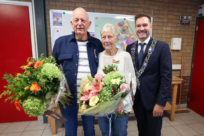 Bert en Ria van der Heijden met wethouder Rik Thijs