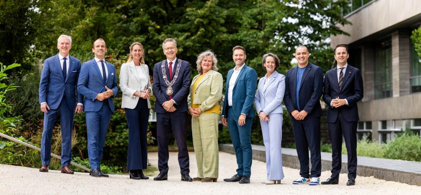 Het college van burgemeester en wethouders en de gemeentesecretaris, klik voor een vergroting