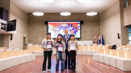 Tess, Dana en Salma samen met hun Jeugdlintje, klik voor een vergroting