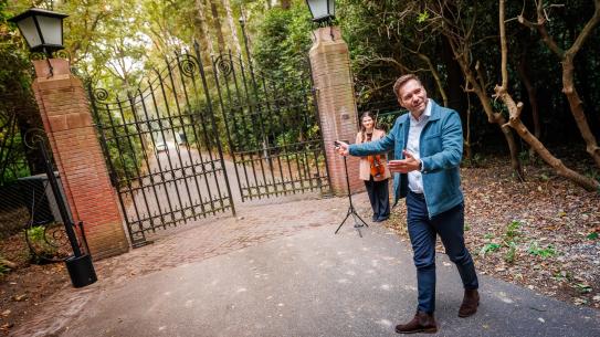 Rik Thijs opent de poort van De Wielewaal, klik voor een vergroting