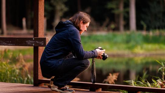 Een dame maakt foto's van de natuur, klik voor een vergroting