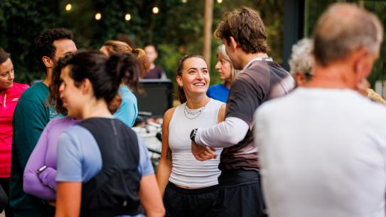 Sporters kletsen met elkaar, klik voor een vergroting