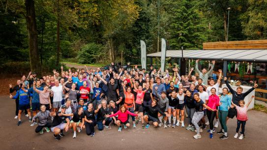 Groepsfoto van sporters tijdens Lichtbos Vibes, klik voor een vergroting