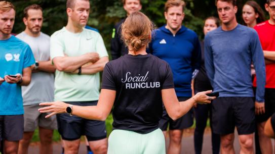 Sporters krijgen uitleg van de Social Runclub Eindhoven, klik voor een vergroting