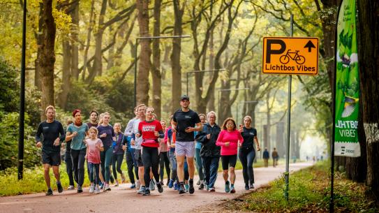 Een groepje sporters loopt hard, klik voor een vergroting