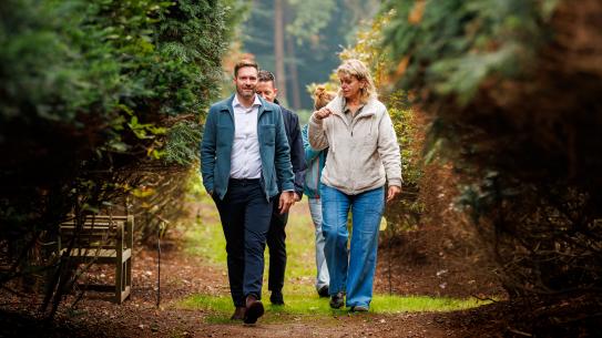 Wethouder Rik Thijs maakt een wandeling door De Wielewaal, klik voor een vergroting