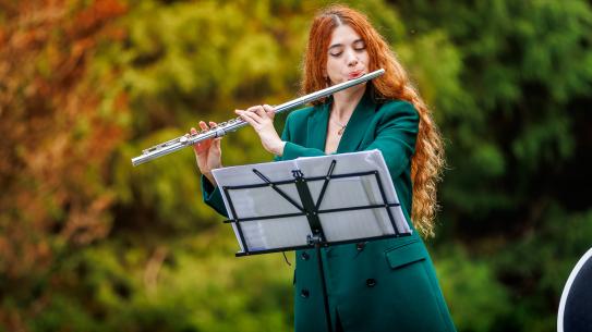 Fluitiste Martha Gkolia (Arpemus Trio) speelt in het Pinetum, klik voor een vergroting