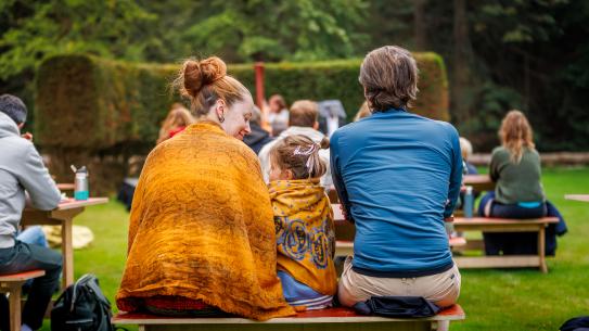 Publiek geniet van live muziek in het Pinetum, klik voor een vergroting