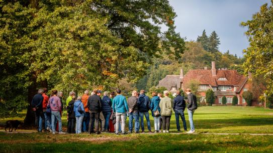 Een groep bezoekers krijgt uitleg bij Landhuis De Wielewaal, klik voor een vergroting