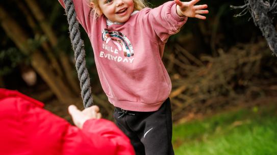 Een jonge bezoeker klimt in de touwen, klik voor een vergroting