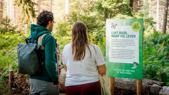 Bezoekers lezen over het natuurbehoud in De Wielewaal, klik voor een vergroting