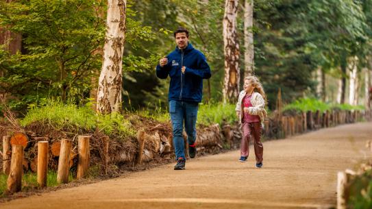 Bezoekers lopen door De Wielewaal, klik voor een vergroting