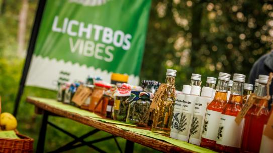 Een kraam met natuurproducten, klik voor een vergroting