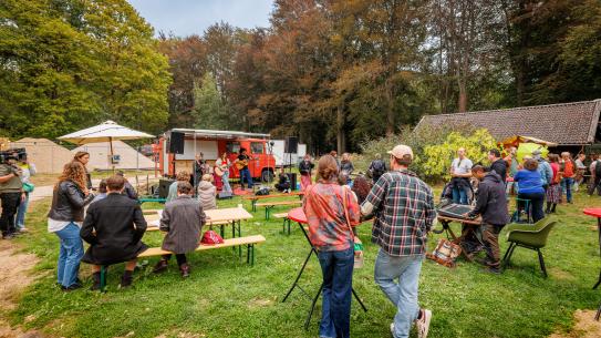 Mensen genieten van live muziek, klik voor een vergroting