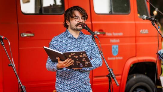 Er worden teksten voorgedragen tijdens het Kunstival, klik voor een vergroting