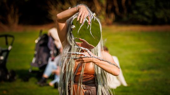 Danscollectief Skypunch Collective treedt op, klik voor een vergroting