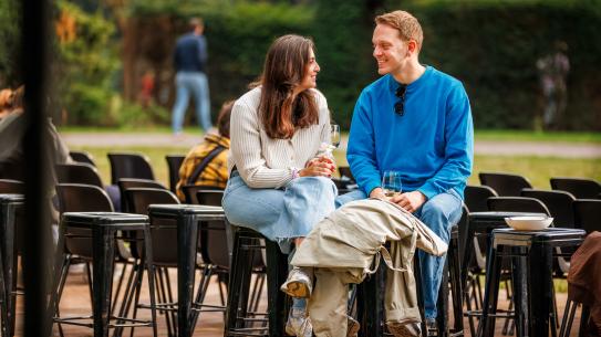 Bezoekers genieten van een wijntje tijdens Lichtbos Culinair, klik voor een vergroting