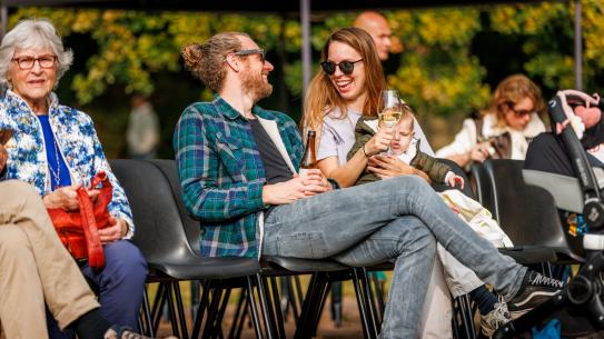 Bezoekers genieten van een biertje en een wijntje, klik voor een vergroting