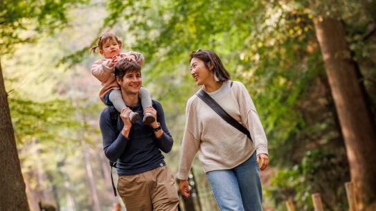 Bezoekers wandelen door De Wielewaal, klik voor een vergroting