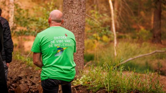 Een van de vele vrijwilligers tijdens Lichtbos Vibes. Zijn T-shirt leest 'Ontdek de Vibe van de Wielewaal', klik voor een vergroting