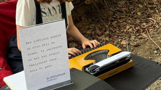Anne van den Berg, Junior Stadsdichter van Eindhoven, verzorgt persoonlijke gedichten, klik voor een vergroting