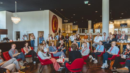 Een groep deelnemers discussieert met elkaar, klik voor een vergroting