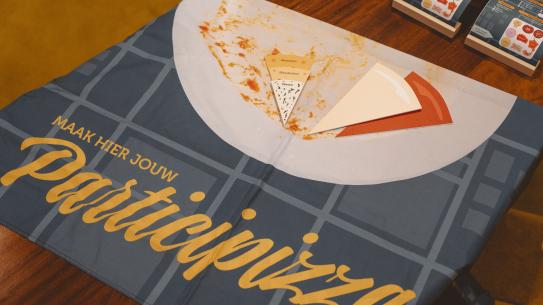 Pizza's worden uitgedeeld tijdens de Participizza-activiteit, klik voor een vergroting