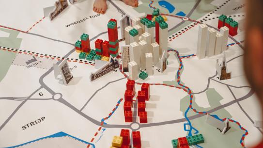 Een maquette van Eindhoven, gemaakt met Duplo-stenen, klik voor een vergroting