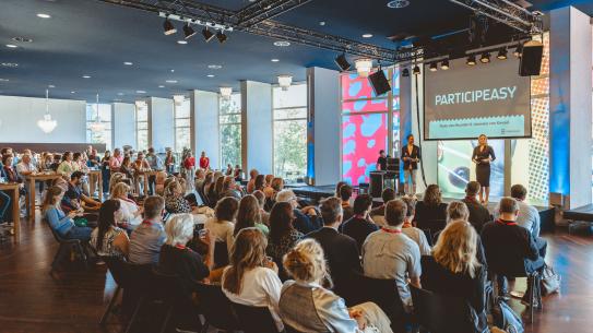 Publiek wordt welkom geheten bij ParticipEASY 2024, klik voor een vergroting
