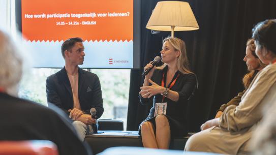 Sprekers tijdens een presentatie over participatie en toegankelijkheid, klik voor een vergroting