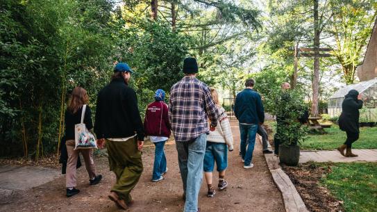 BioArt Laboratories geeft een workshop 'Whispers from the Roots', klik voor een vergroting