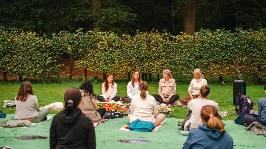 Bezoekers doen mee aan de Lichtbos Healing, klik voor een vergroting