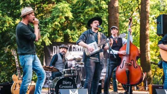 Live muziek in het Philips de Jongh Parkpaviljoen, klik voor een vergroting