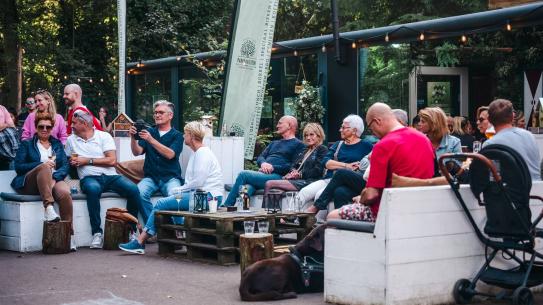 Publiek luistert naar optredens in het Philips de Jongh Parkpaviljoen, klik voor een vergroting
