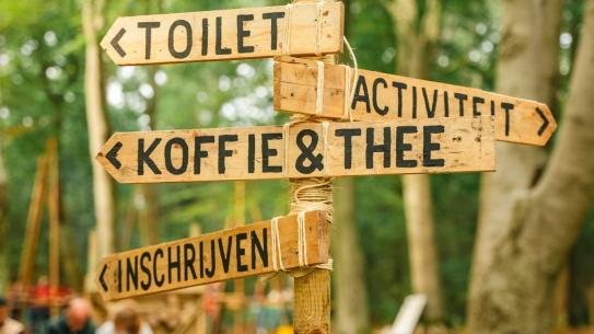 Een wegwijzer in het bos, klik voor een vergroting