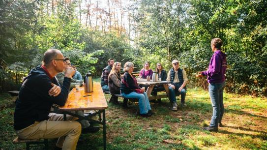 Bezoekers krijgen een workshop over het Voedselbos, klik voor een vergroting