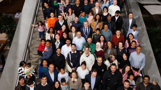 groepsfoto van de Naturalisatiebijeenkomst op de trap in het Stadhuis, klik voor een vergroting