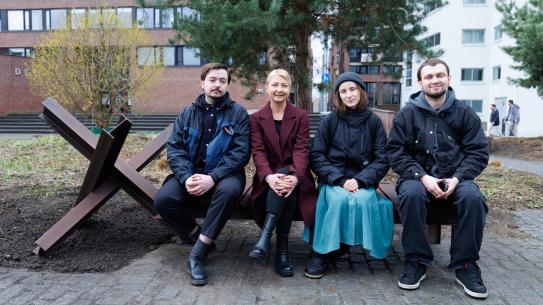 Vertegenwoordigers van de Oekraïense gemeenschap op de Hedgehog Bench. Foto: Bram Saeys, klik voor een vergroting