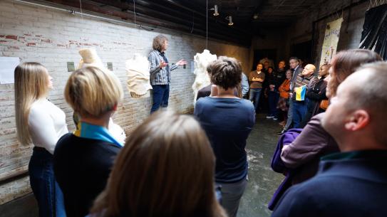 Bezoekers tijdens de expositie 'Fight, Flight or Freeze'. Foto: Bram Saeys, klik voor een vergroting